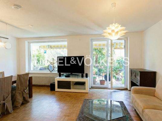 Heller Wohnbereich mit Zugang zur Terrasse