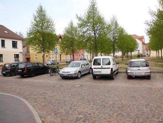 ÖFENTLICHER PARKPLATZ