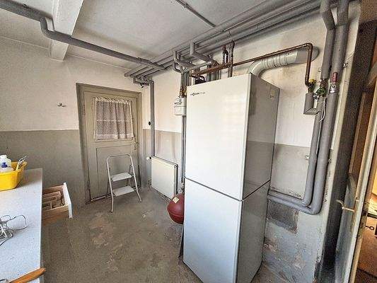 Waschküche mit Heizung im Erdgeschoss