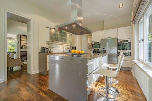 Helle Küche mit Kochinsel