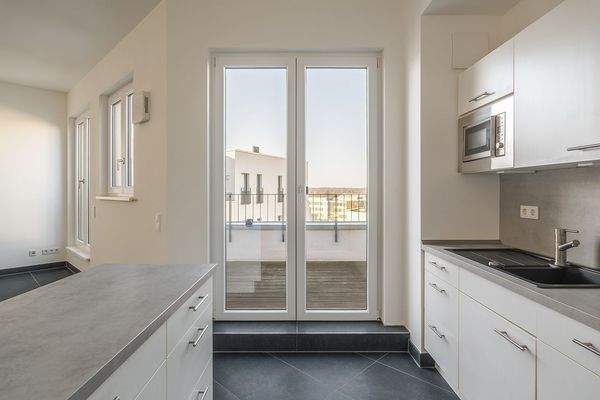 Küche mit Balkonzugang