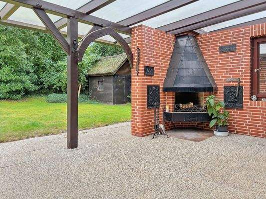 Terrasse mit Außenkamin