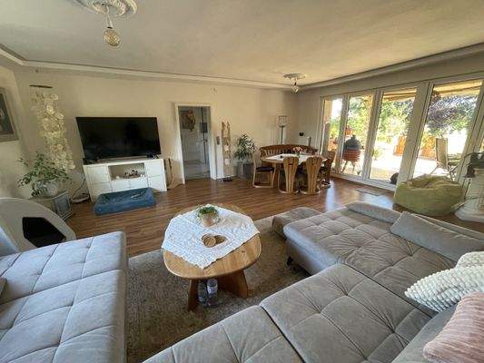 großes Wohnzimmer mit Terrassenzugang