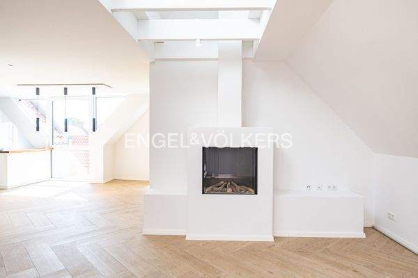 Ein fest installierter Gaskamin sorgt für das besondere Ambiente - der Raum bietet fantastische Sichtachsen