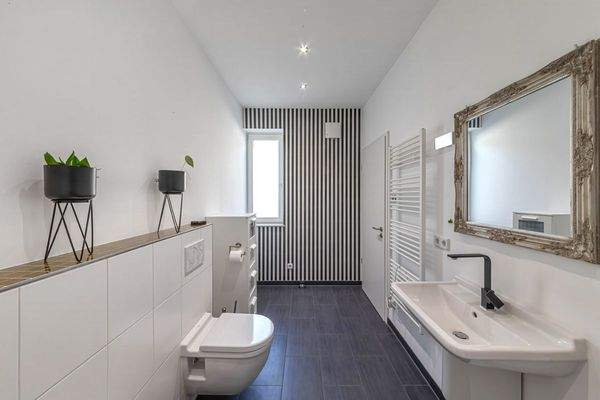 1 OG: Bad en Suite TGL mit Wanne 