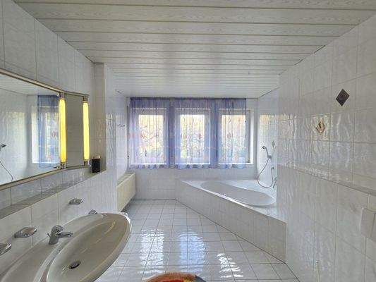 Wohlfühlbad mit Eckbadewanne, Bidet u. WC OG