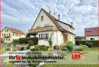 Ansicht mit Garage und Eingang