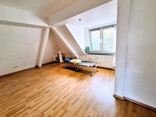 Schlafzimmer mit Zugang zum Ankleidezimmer und Badezimmer