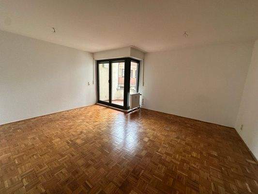 Leere Wohnung mit Balkon