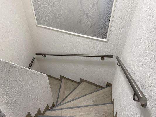 vom Erdgeschoss hinab in den Keller