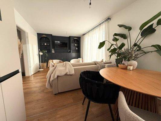 Ansicht VI: Wohn- und Esszimmer mit offenem Küchenbereich