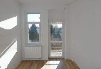 Küche mit Zugang zum Balkon