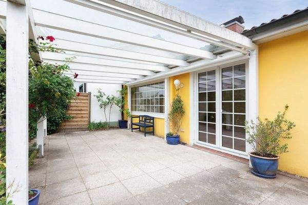 Großer überdachter Terrassenbereich