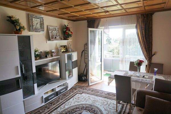 Wohnzimmer mit Balkon