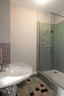 Tagesbelichtetes Bad mit Dusche und Wanne