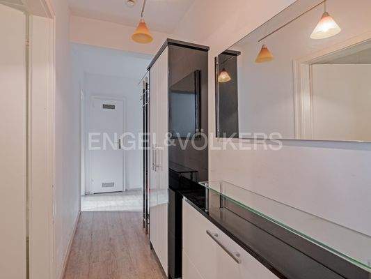 Flur mit Blick Richtung Abstellkammer