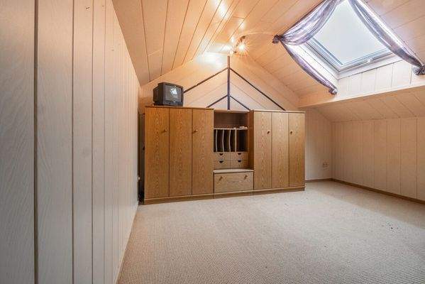 Hier findet sich ein großes Zimmer mit seitlicher Staufläche