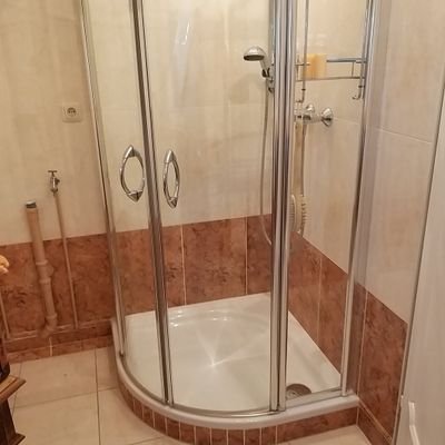 Badezimmer mit Dusche.jpg