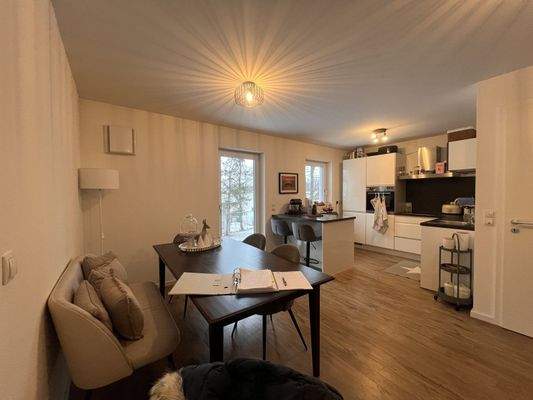 Lichtdurchflutetes Wohn-Essensbereich mit moderner Küchenzeile - Perfekte Raumaufteilung auf kompaktem Grundriss!