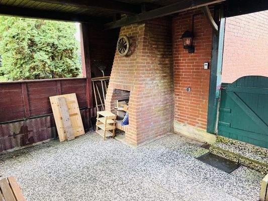 Überdachte Terrasse mit Außenkamin