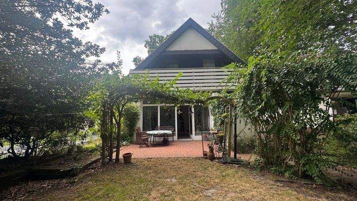 Gartenansicht mit Apfelbaum