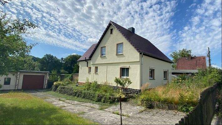 Seitenansicht mit Zufahrt