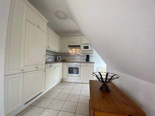 an den Wohnbereich angrenzende Küche