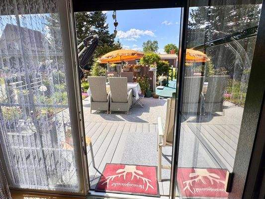 mit Terrassenausgang