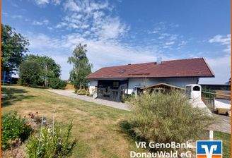 Wohnhaus mit großem Garten