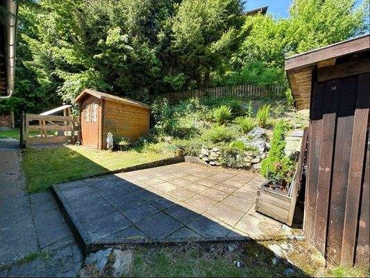 Terrasse mit Gartenhaus