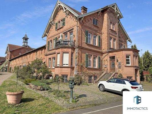 Außenansicht und Stellplätze