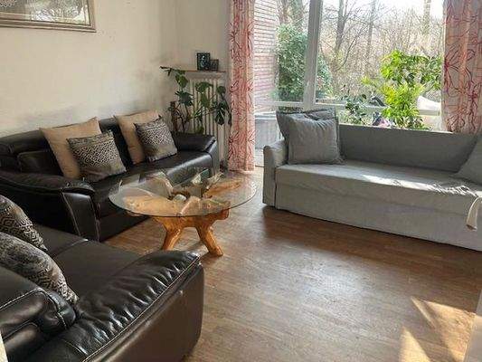 Wohnzimmer mit Gartenausblick