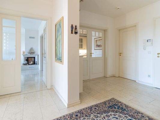 Diele mit Blick in das Wohnzimmer und in die Küche