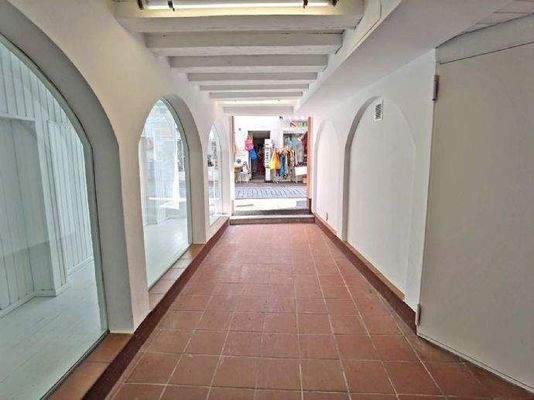 Geschützte Passage zu den Räumlichkeiten