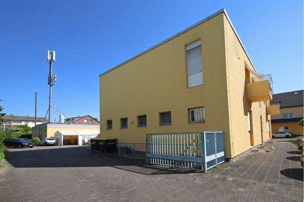 Blick auf die Giebelseite und die Hofeinfahrt