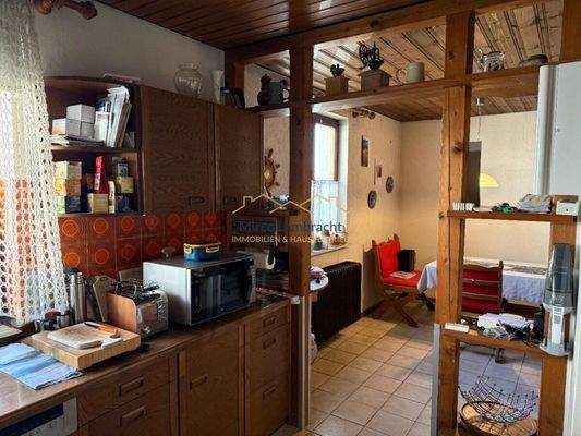 Blick von Küche ins Esszimmer