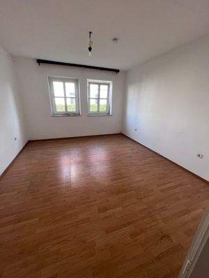 Leerer Raum mit Holzboden