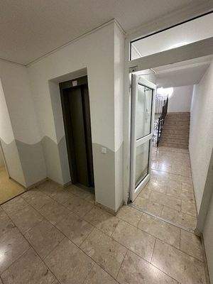 Treppenhaus mit Fahrstuhl