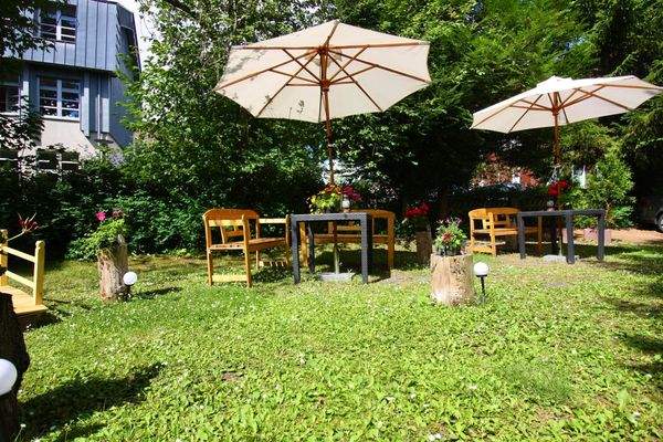 weitere Sitzmöglichkeiten mit Beschattung