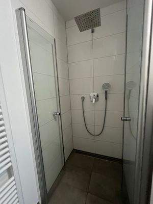 Moderne Dusche mit Glaswand