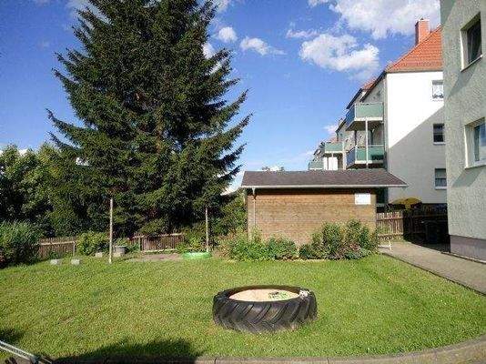 Garten mit Fahrradschuppen