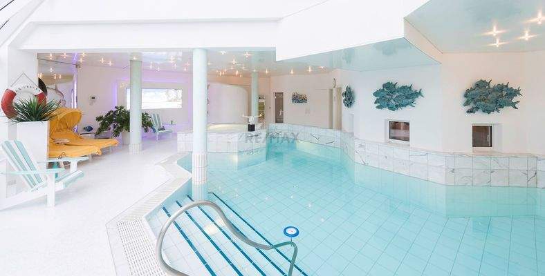 Indoorpool mit separatem Whirlpool und Dampfbad