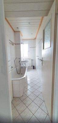 Tageslichtbad mit Badewanne