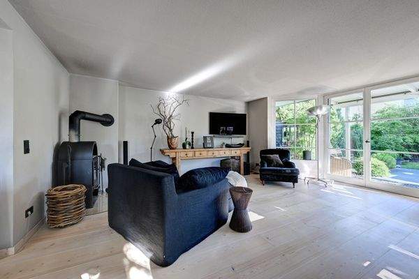 Ein Wohnzimmer mit malerischem Blick in den Garten