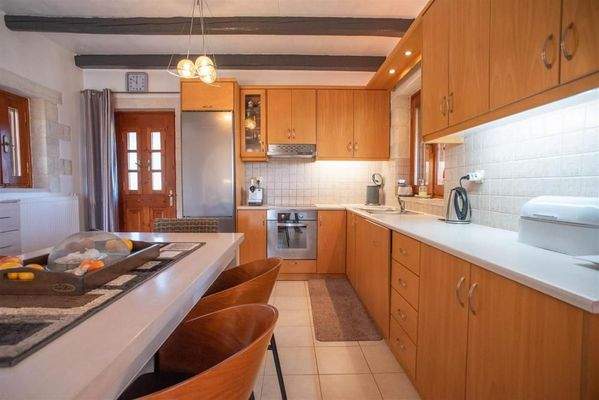 Kreta, Kolymvari: Villa mit Meer- und Bergblick und unabhängigem Apartment zu verkaufen