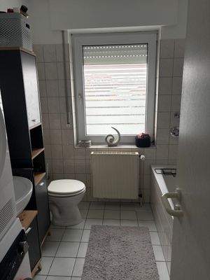 Helles Badezimmer mit Fenster