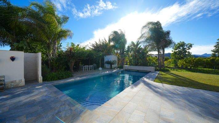 Pool mit Solarabdeckung