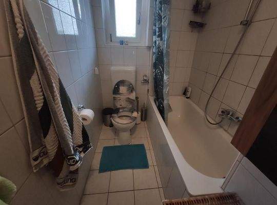 Bad mit Badewanne Bild 1