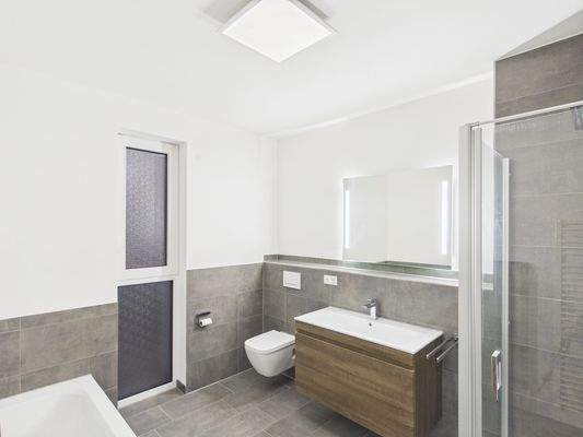 Bad 1: Wanne + separate Glas‑Dusche, Fenster, Handtuchheizkörper