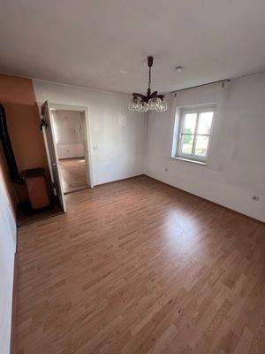 Leeres Wohnzimmer mit Fenster